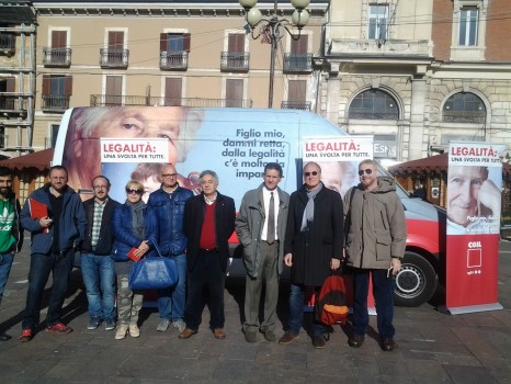 Legalità, il camper all'Aquila. La battaglia della Cgil per una ricostruzione pulita