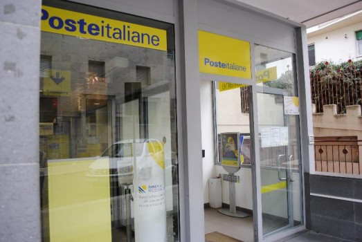 Poste, troppa fretta di fare cassa: l’azienda resti in mano pubblica